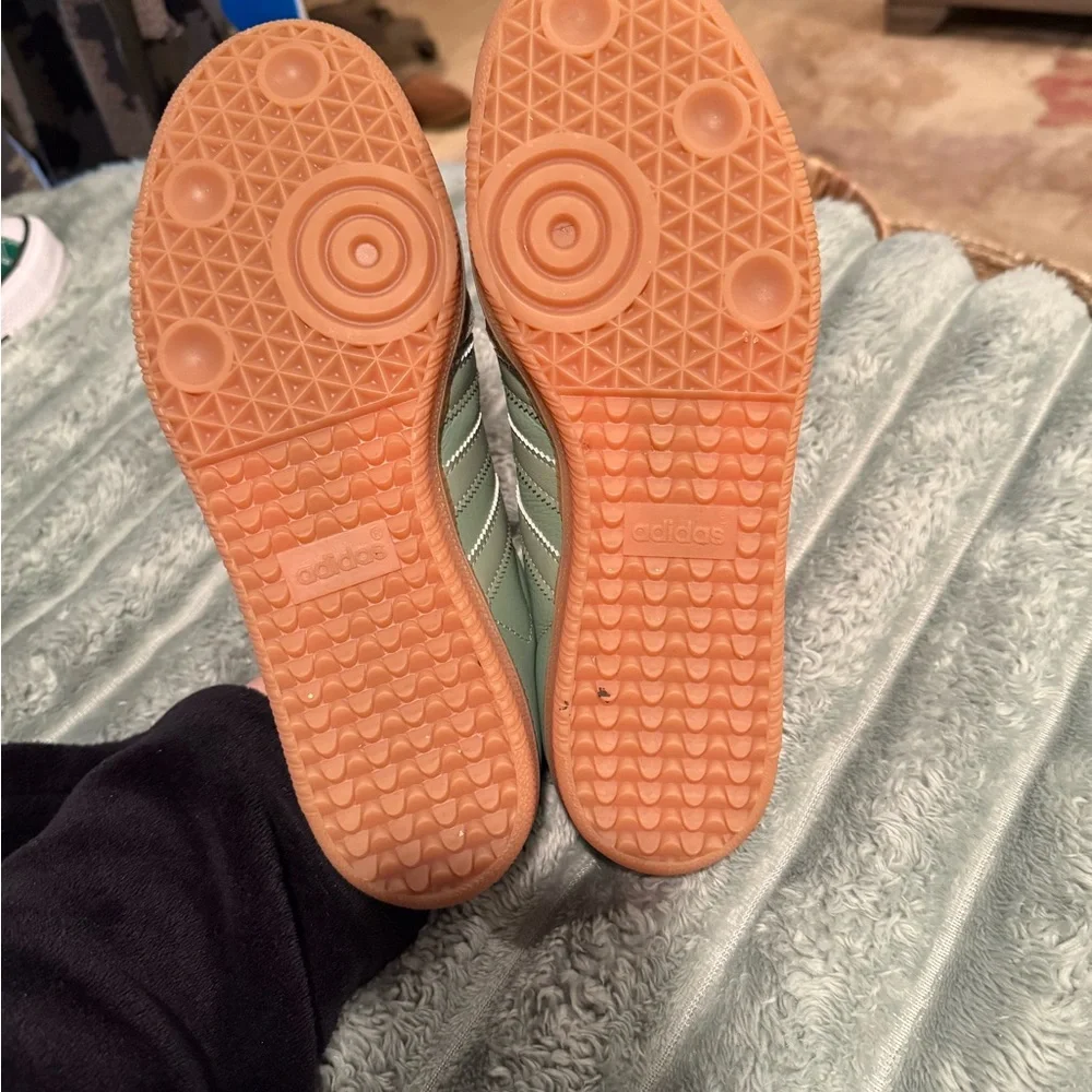 Adidas Classic Green and White sambas - Picture 2 of 7